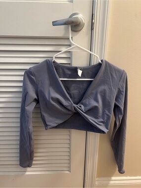 Source Unknown Slate Gray Twist-Front Long Sleeve Crop Top